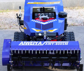 جزازة العشب الدوارة التي تعمل بجهاز تحكم عن بعد