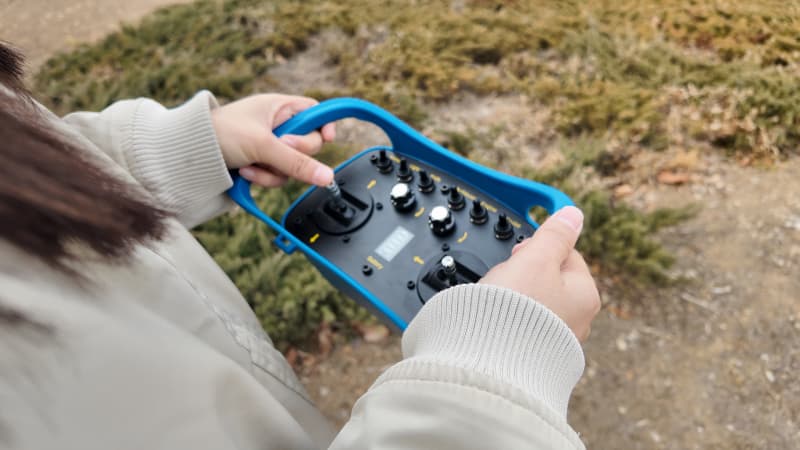 صورة جهاز تحكم عن بعد لجزازة العشب.jpg