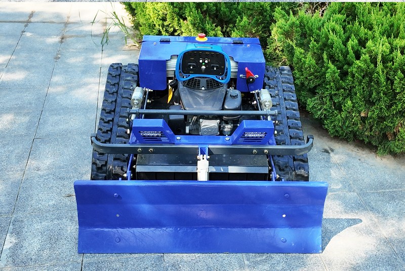 Многофункциональная небольшая бытовая газонокосилка со снегоотвалом.jpg