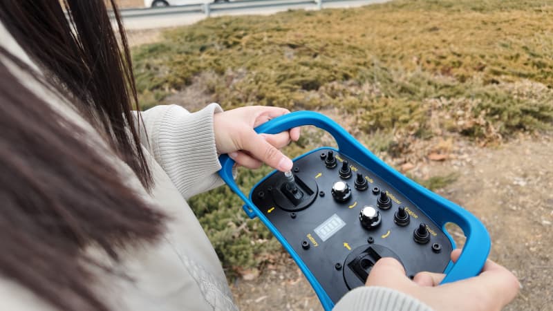 صورة جهاز تحكم عن بعد لجزازة العشب.jpg