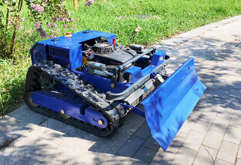 Многофункциональная небольшая бытовая газонокосилка со снегоотвалом.jpg